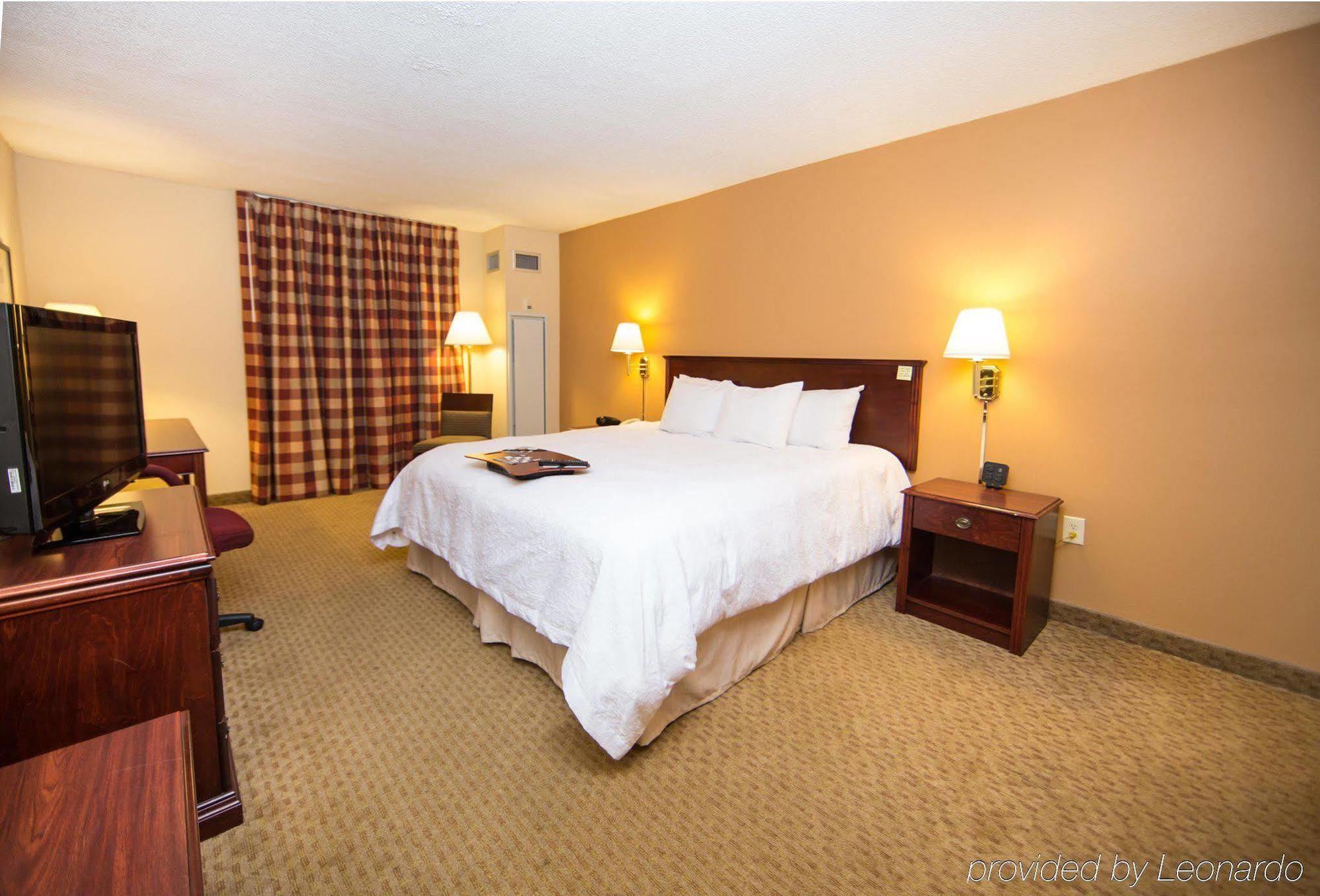 Hampton Inn Columbus-North Exterior photo