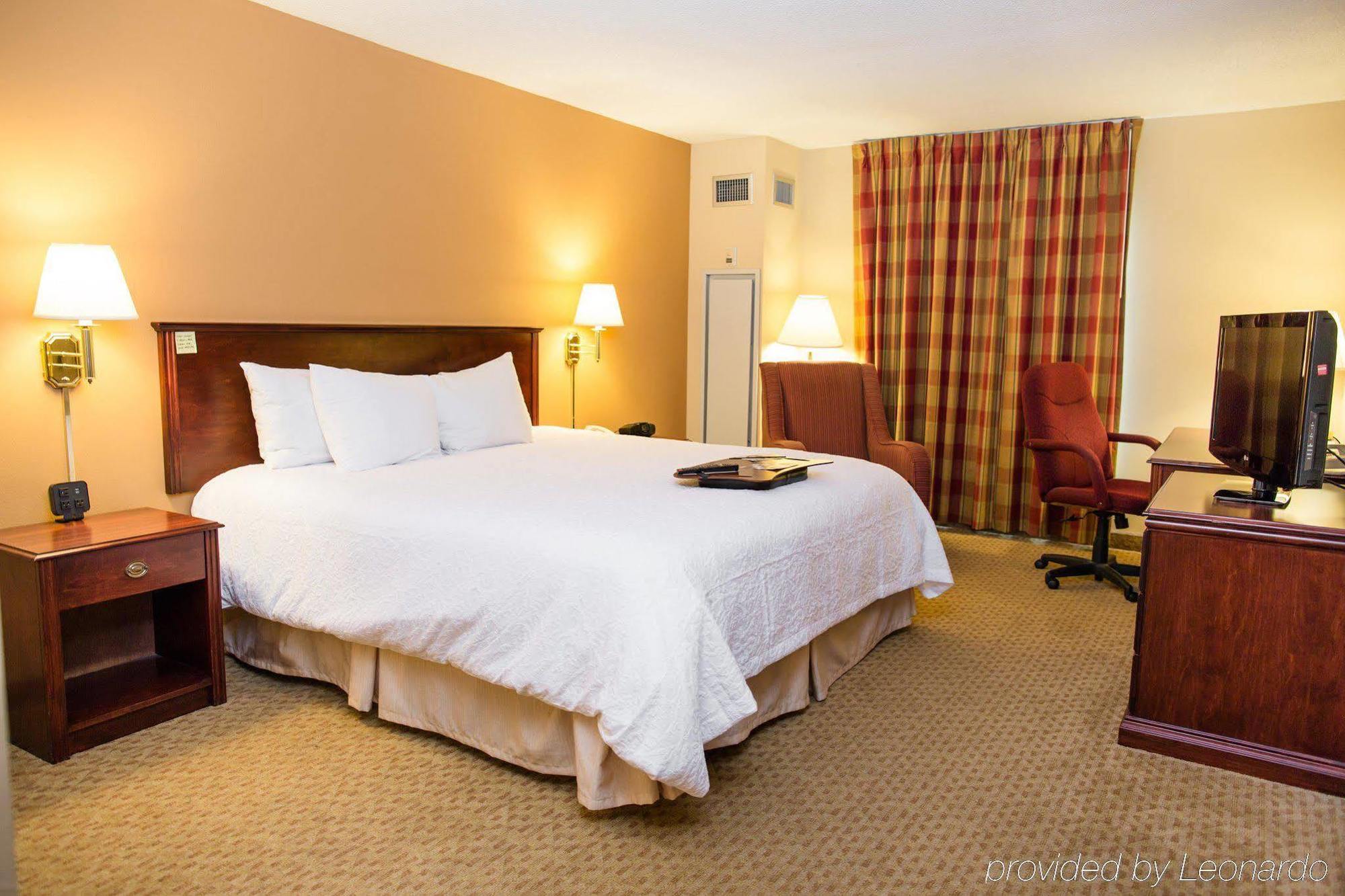 Hampton Inn Columbus-North Exterior photo