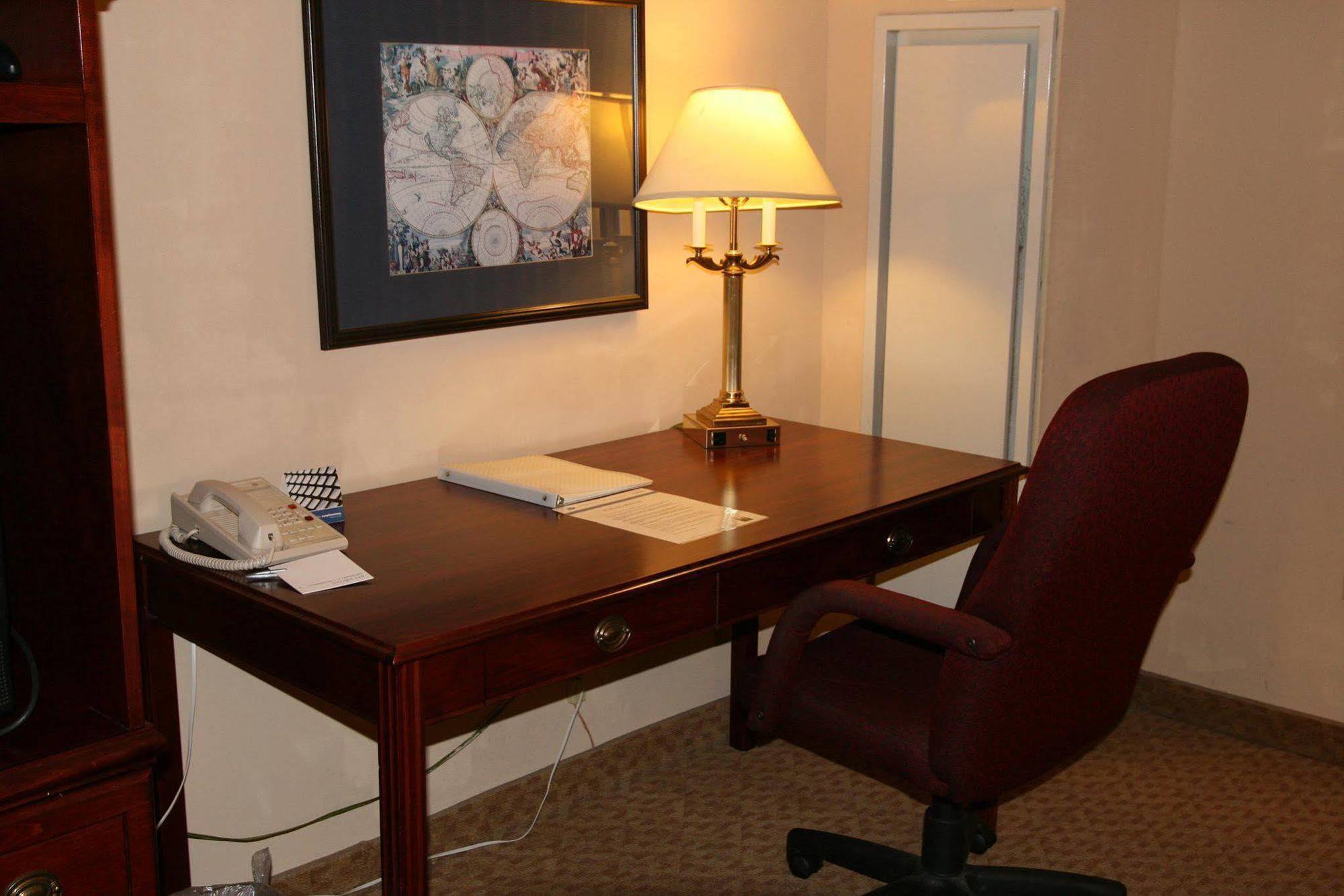 Hampton Inn Columbus-North Room photo